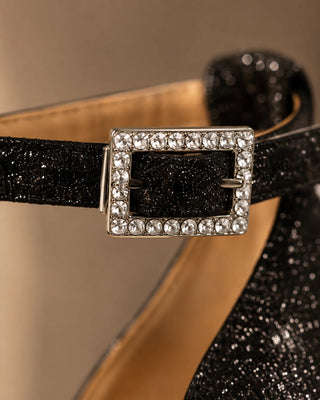 Schuh-Schnalle mit Steinchen auf schwarzem Schuh zum Dirndl aus Leder mit bequemer Passform.