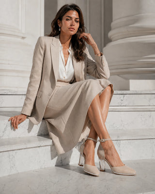Pumps für Damen in taupe aus Wild-Leder mit transparentem Absatz und Riemchen zum dirndl oder businessoutfit