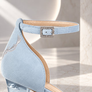 Hellblaue CINDERELLA'S Riemchen-Pumps für Damen mit transparentem Blockabsatz, Plateau und silbernen Details – elegante Schuhe zum Dirndl und für besondere Anlässe