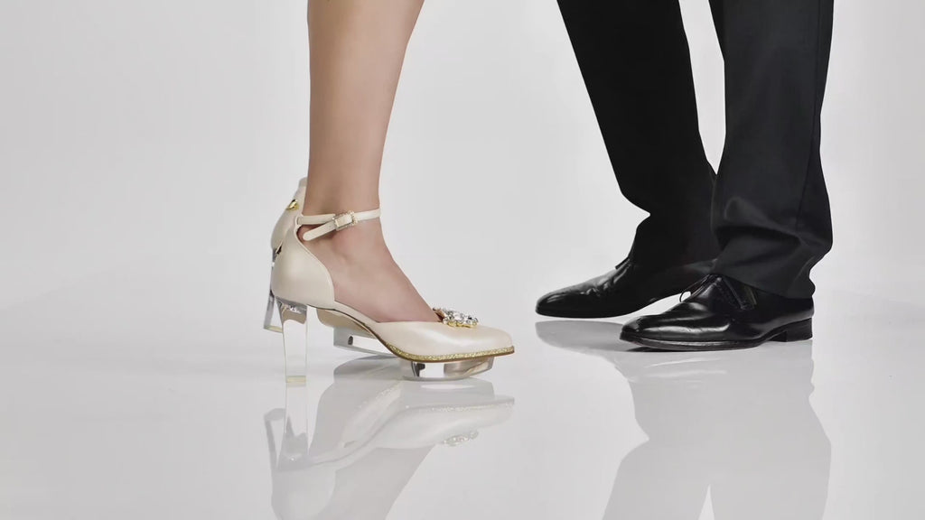 Brauttanz mit Brautschuhen ivory mit transparentem Absatz