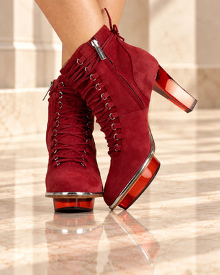 Rote Damen-Stiefeletten aus Veloursleder von CINDERELLA’S mit transparentem rotem Blockabsatz und Plateau, silberfarbenen Details, Schnürung und Nuss-Logo.