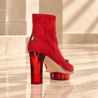 Rote Damen-Stiefeletten aus Veloursleder von CINDERELLA’S mit transparentem rotem Blockabsatz und Plateau, silberfarbenen Details, Schnürung und Nuss-Logo.