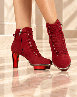 Rote Damen-Stiefeletten aus Veloursleder von CINDERELLA’S mit transparentem rotem Blockabsatz und Plateau, silberfarbenen Details, Schnürung und Nuss-Logo zum Dirndl für Oktoberfest.