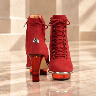 Rote Damen-Stiefeletten aus Veloursleder von CINDERELLA’S mit transparentem rotem Blockabsatz und Plateau, silberfarbenen Details, Schnürung und Nuss-Logo zum Dirndl für Oktoberfest.