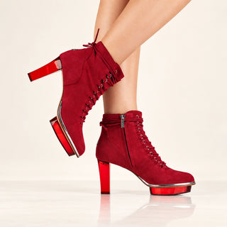 Designer rote Stiefeletten für Damen in Wildleder mit elegantem Nuss-Logo sowie hochwertigem transparentem rotem Plexi-Absatz und Plateau. Die Schuhe sind mit einer filigranen Schnürchenreihe. Perfekt geeignet für Oktoberfest- oder gehobene Trachtenevents wie Weisswurstfrühstück.