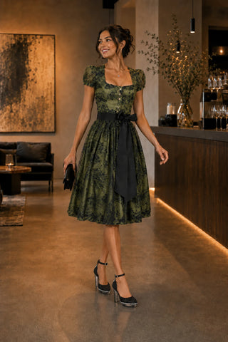 Moderne Frau im schwarz-grünen Dirndl mit bequemen schwarzen Pumps für Damen aus Leder zum Dirndl.