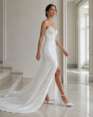 Silberne bequeme Brautschuhe zum Brautkleid mit Blockabsatz und Riemchen.
