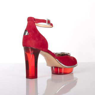 CINDERELLA'S RUBIS Abendschuhe als Closetoes Riemchenpumps in rot. Wunderschöne märchenhafte Cinderellas Schuhe aus rotem Wildleder mit hochwertigem transparenten Absatz und Plateau mit einer Nuss-Logo (inspiriert  aus dem Märchen drei Nüsse für Aschenbrödel) von Cinderellas by Marcela. Es handelt sich um exklusive Cinderellas Riemchenpumps.