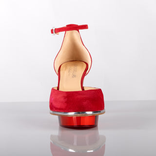 CINDERELLA'S RUBIS Abendschuhe als Closetoes Riemchenpumps in rot. Wunderschöne märchenhafte Cinderellas Schuhe aus rotem Wildleder mit hochwertigem transparenten Absatz und Plateau mit einer Nuss-Logo (inspiriert  aus dem Märchen drei Nüsse für Aschenbrödel) von Cinderellas by Marcela. Es handelt sich um exklusive Cinderellas Riemchenpumps.